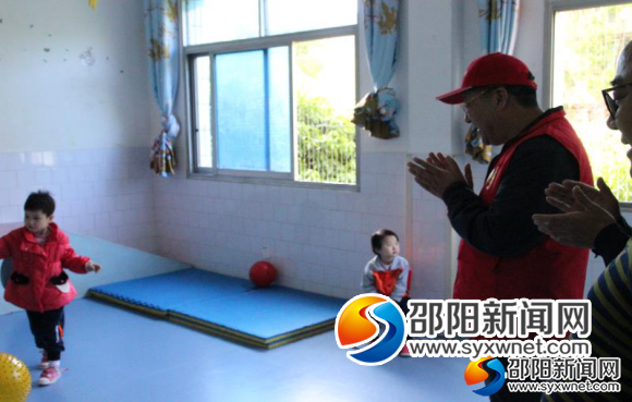 与孩子们互动游戏