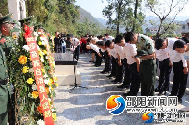 ２全体参加仪式人员向红军烈士墓致三鞠躬