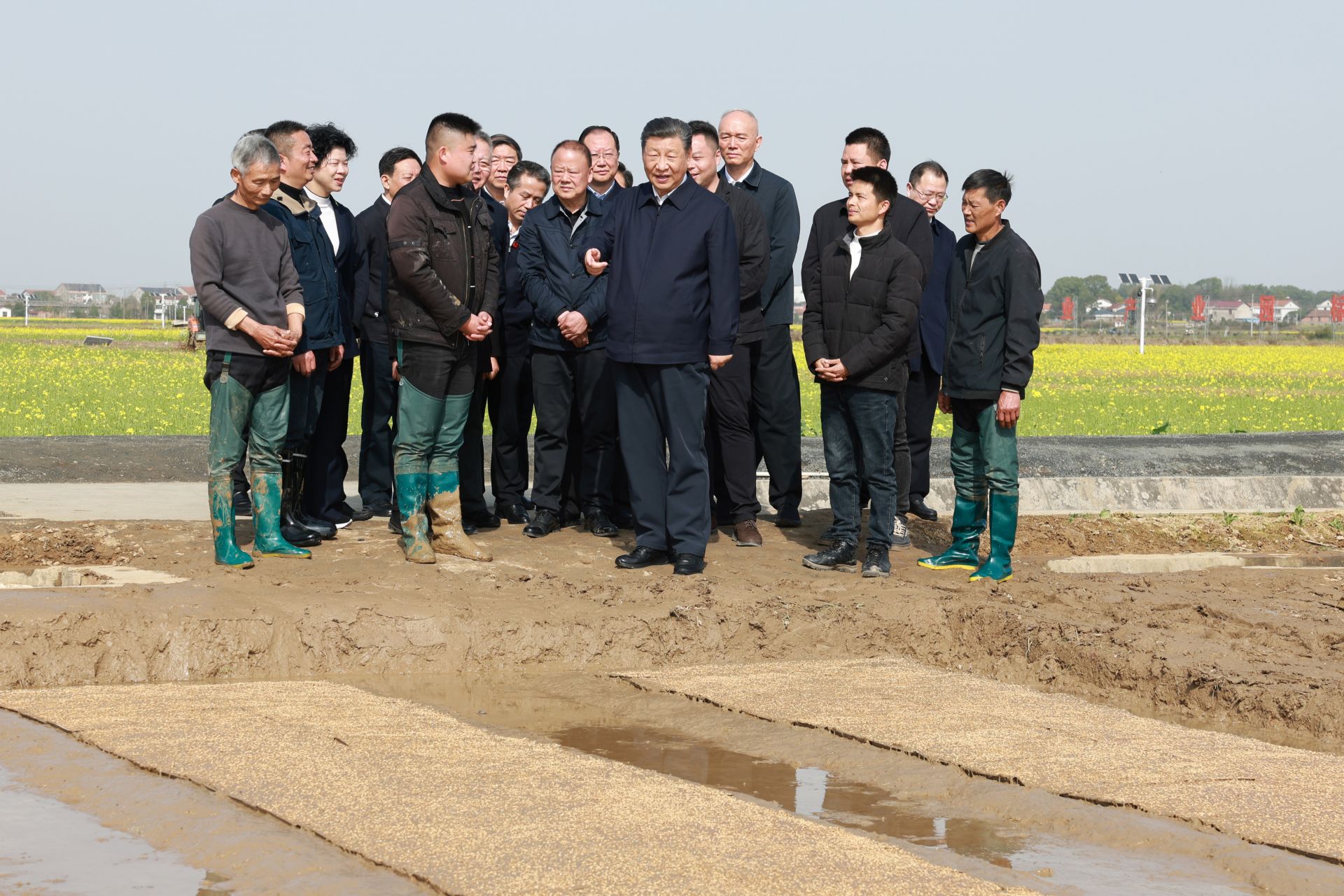 3月19日下午,习近平总书记来到湖南常德市鼎城区谢家铺镇粮食生产万亩综合示范片区,走进水稻田边,察看秧苗培育和土地翻耕情况,并同种粮大户、农技人员、基层干部和村民亲切交流,详细询问春耕备耕等情况。2.jpg 3月19日下午,习近平总书记来到湖南常德市鼎城区谢家铺镇粮食生产万亩综合示范片区,走进水稻田边,察看秧苗培育和土地翻耕情况,并同种粮大户、农技人员、基层干部和村民亲切交流,详细询问春耕备耕等情况。2.jpg