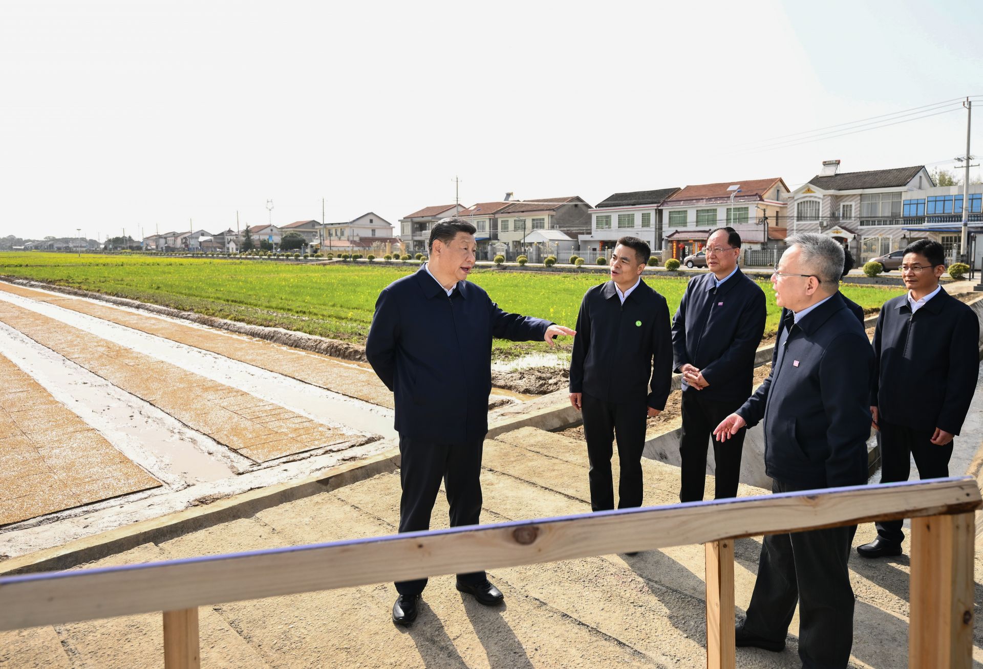 3月19日下午,习近平总书记来到湖南常德市鼎城区谢家铺镇粮食生产万亩综合示范片区,走进水稻田边,察看秧苗培育和土地翻耕情况,并同种粮大户、农技人员、基层干部和村民亲切交流,详细询问春耕备耕等情况。.jpg 3月19日下午,习近平总书记来到湖南常德市鼎城区谢家铺镇粮食生产万亩综合示范片区,走进水稻田边,察看秧苗培育和土地翻耕情况,并同种粮大户、农技人员、基层干部和村民亲切交流,详细询问春耕备耕等情况。.jpg
