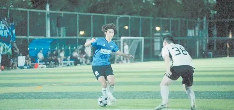 大湾区湖南人足球联队队员(蓝衣)在热身赛中。均为受访者供图