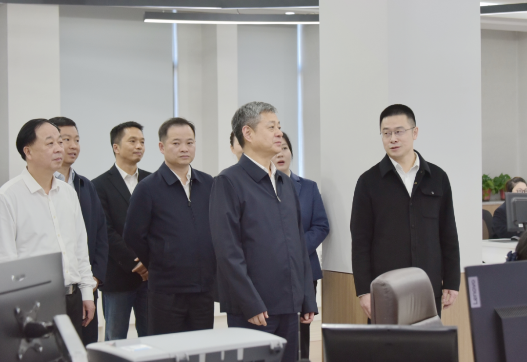 严华在邵阳市区看望慰问一线干部职工、检查城市运行保障等工作 