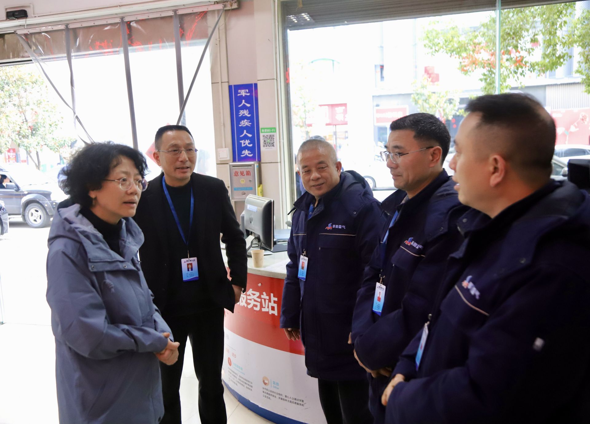 程蓓走访慰问市政环卫交警城管等基层工作人员 