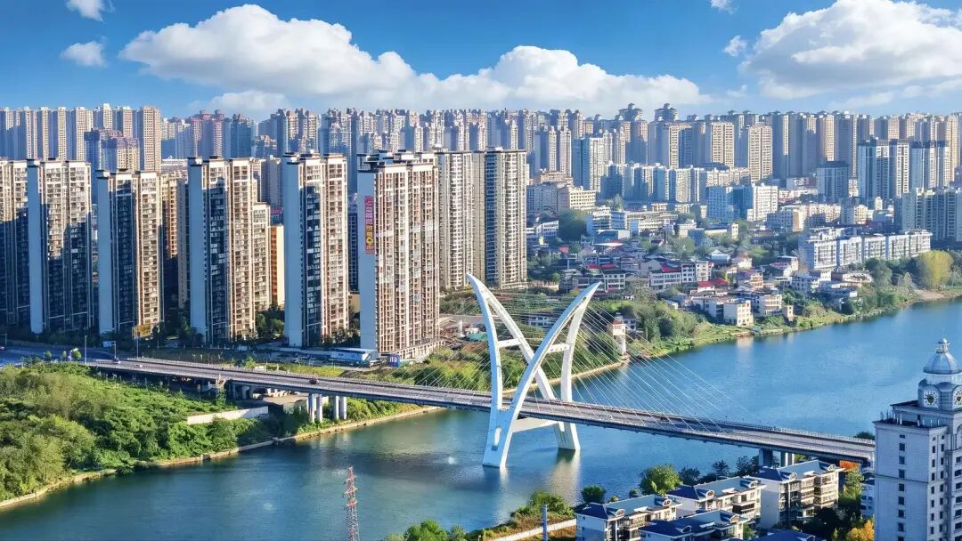 资江碧波绕城,飞桥贯通两岸,尽显邵阳宜居宜业、开放奋进城市新貌。申兴刚摄。 图片