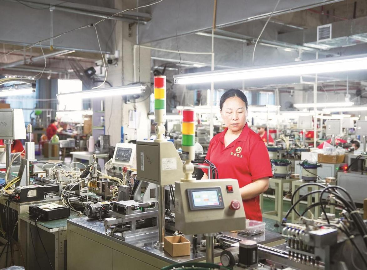 新宁县金业电子有限公司生产车间。单位供图