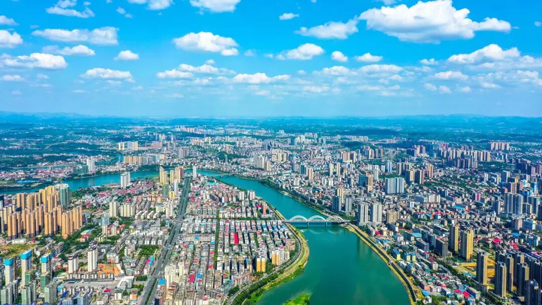 碧水环抱宝庆城,城乡相融绘就邵阳发展新图景。申兴刚摄。 图片