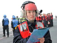 中国航母近百名女兵集体亮相 遍布各作战岗位