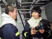 中国航母近百名女兵集体亮相 遍布各作战岗位