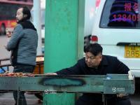 沈阳一卖烤串男子长相酷似金正恩生意火爆