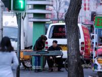 沈阳一卖烤串男子长相酷似金正恩生意火爆