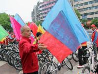 团市委组织志愿者骑行宣传创卫