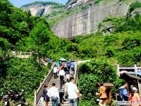 崀山“五一”小长假游客如织  