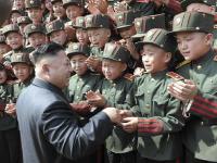 组图：金正恩视察万景台革命学院 学生激动流泪