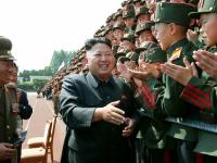 组图：金正恩视察万景台革命学院 学生激动流泪