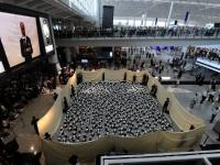 1600只纸熊猫香港机场上演“快闪”