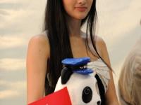 1600只纸熊猫香港机场上演“快闪”