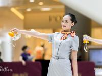 空姐展示《非诚勿扰》版新空乘制服 清纯靓丽