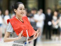  空姐展示《非诚勿扰》版新空乘制服 清纯靓丽
