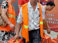 本网联合王老吉举办“关爱最可爱的环卫工人”活动