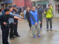 14岁少女杀人抛尸指认现场