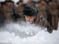 “90后”新兵爬冰卧雪 身披“冰铠甲”艰苦训练