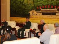 习近平吃“红军饭” 给官兵夹菜