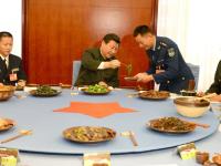 习近平吃“红军饭” 给官兵夹菜
