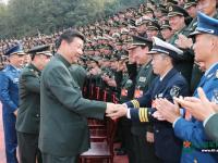 习近平吃“红军饭” 给官兵夹菜