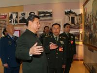 习近平吃“红军饭” 给官兵夹菜