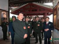 习近平吃“红军饭” 给官兵夹菜