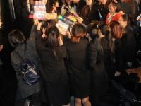 范冰冰镂空装亮相 一众记者下跪采访[高清大图]