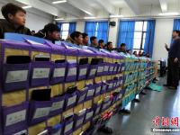  河北一大学拒绝“课堂低头族” 学生上课“人机分离”