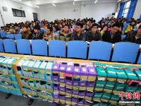  河北一大学拒绝“课堂低头族” 学生上课“人机分离”