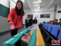  河北一大学拒绝“课堂低头族” 学生上课“人机分离”