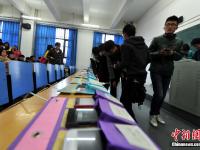  河北一大学拒绝“课堂低头族” 学生上课“人机分离”