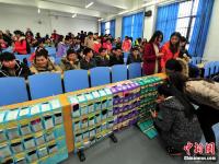  河北一大学拒绝“课堂低头族” 学生上课“人机分离”