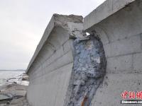 山东日照沿海数百米防潮堤垮塌