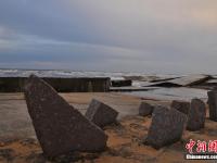 山东日照沿海数百米防潮堤垮塌