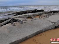 山东日照沿海数百米防潮堤垮塌