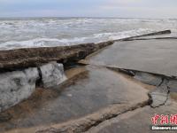 山东日照沿海数百米防潮堤垮塌