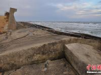 山东日照沿海数百米防潮堤垮塌
