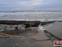 山东日照沿海数百米防潮堤垮塌