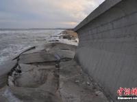 山东日照沿海数百米防潮堤垮塌