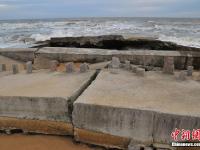 山东日照沿海数百米防潮堤垮塌