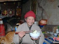 组图：陕西83岁“茅棚隐士”终南山修行36年