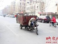 郑州环卫工通宵劳作 在马路中间睡着