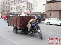 郑州环卫工通宵劳作 在马路中间睡着
