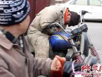 郑州环卫工通宵劳作 在马路中间睡着