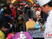 张家界土豪摆流水宴免费请市民吃“娃娃鱼” 