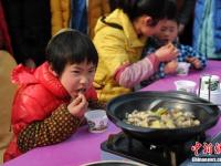 张家界土豪摆流水宴免费请市民吃“娃娃鱼” 